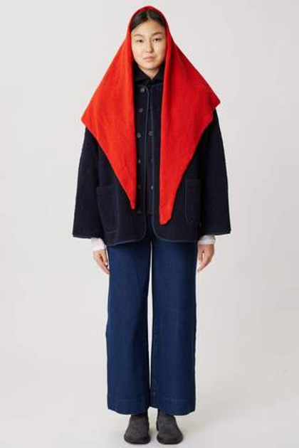 Косынка из шерсти красного цвета