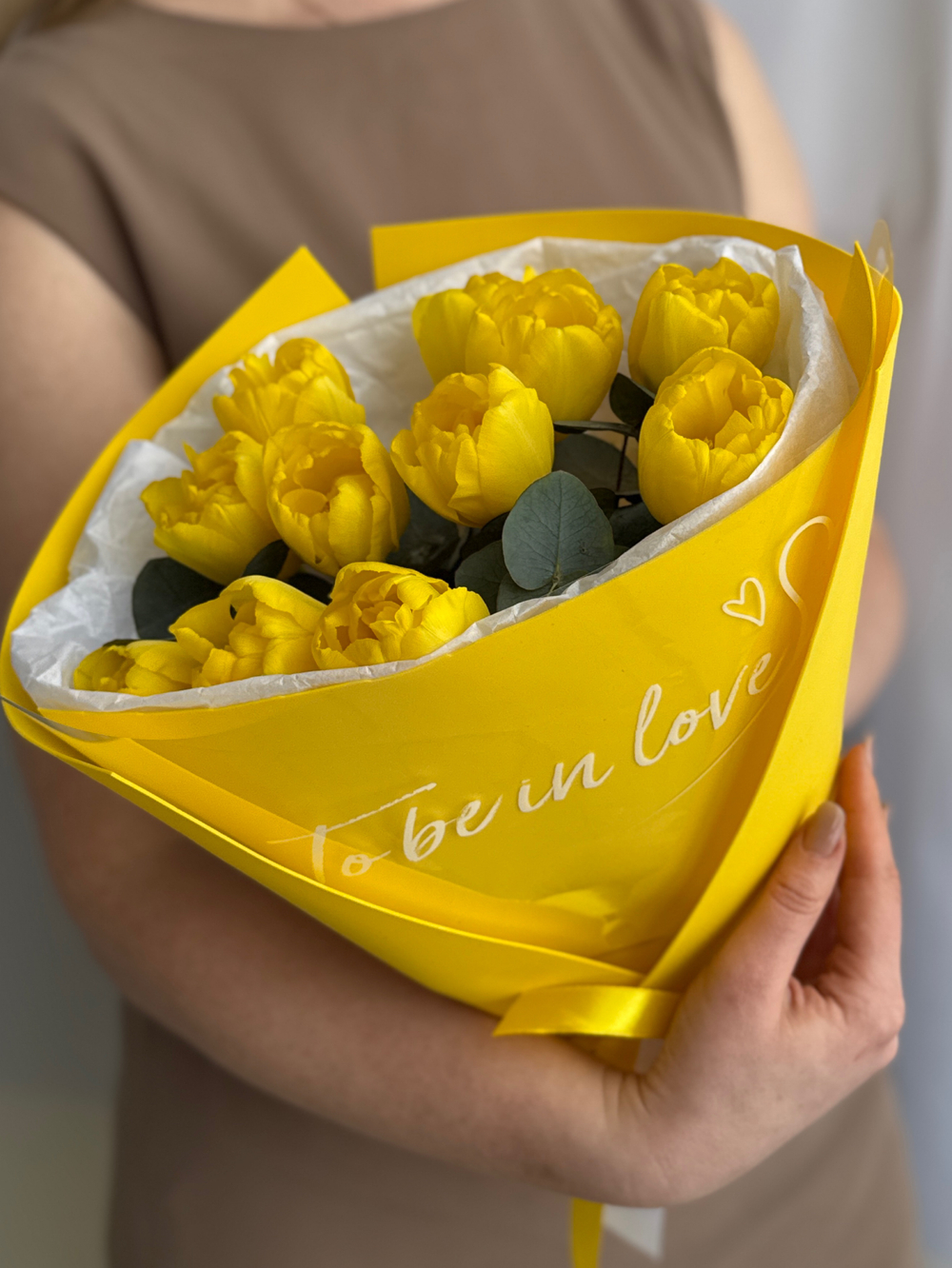 Пионовидные желтые тюльпаны премиум сорта и зелень эвкалипта в утонченном оформлении от Флора Маркет