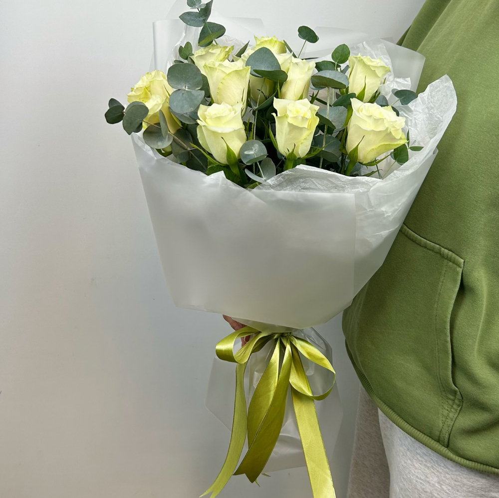 Букет из белых роз и эвкалипт