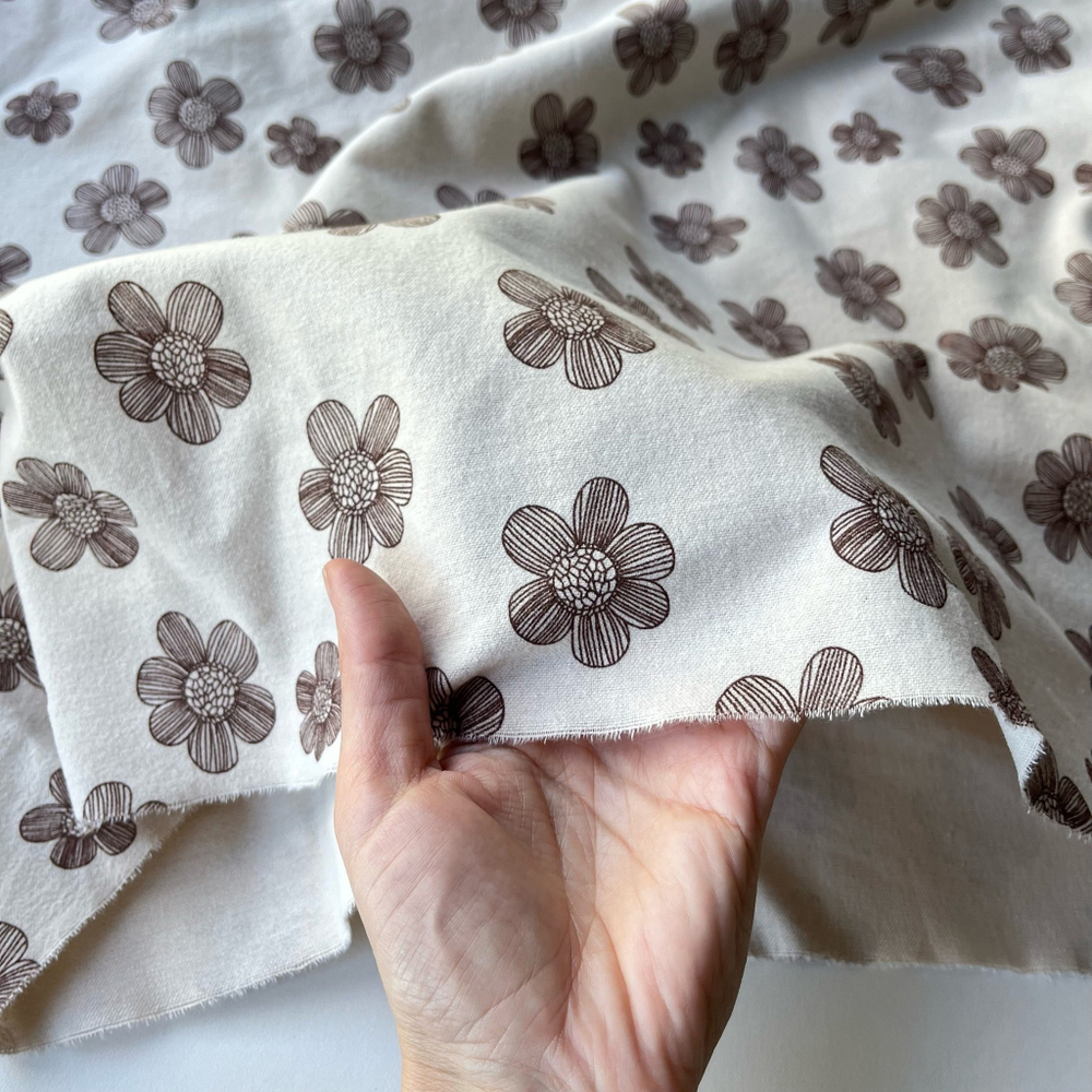 Фланель Крупные ромашки на светло-бежевом фоне