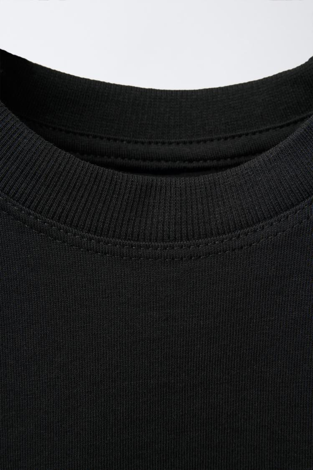 ZARA ОДНОТОННАЯ ФУТБОЛКА С КАРМАНОМ, ЧЕРНЫЙ