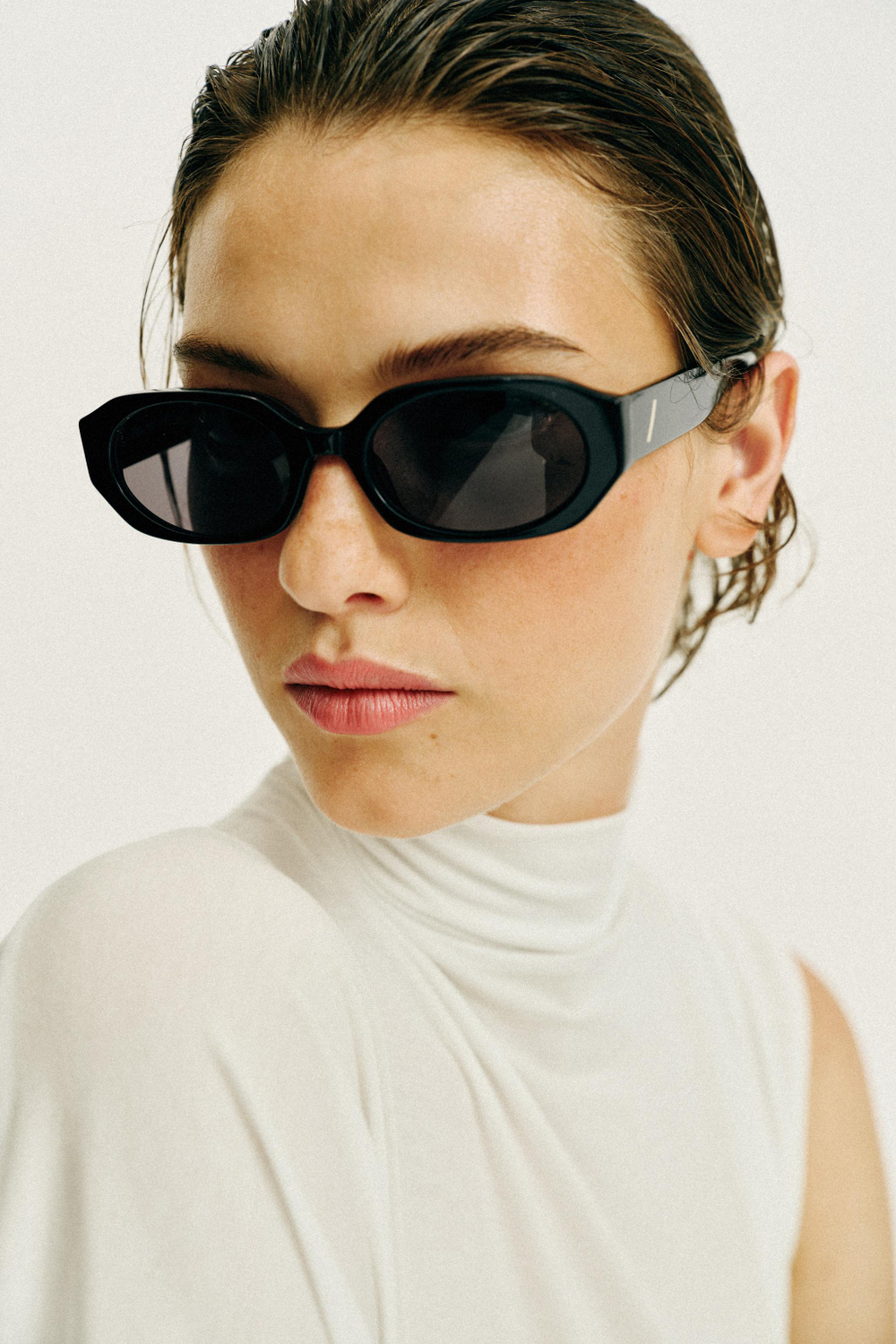 ZARA СОЛНЦЕЗАЩИТНЫЕ ОЧКИ ОВАЛЬНОЙ ФОРМЫ, ЧЕРНЫЙ