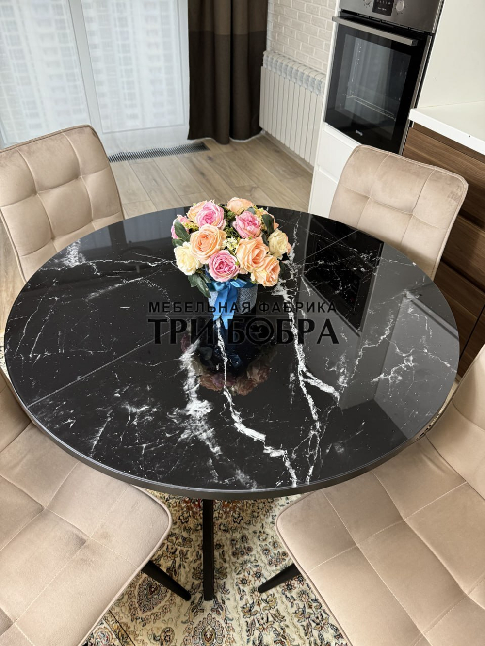 Круглый стеклянный раздвижной стол "Черный оникс" и стулья "ГУЧИ" капучино