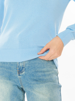 Женский джемпер голубой с V-образным вырезом