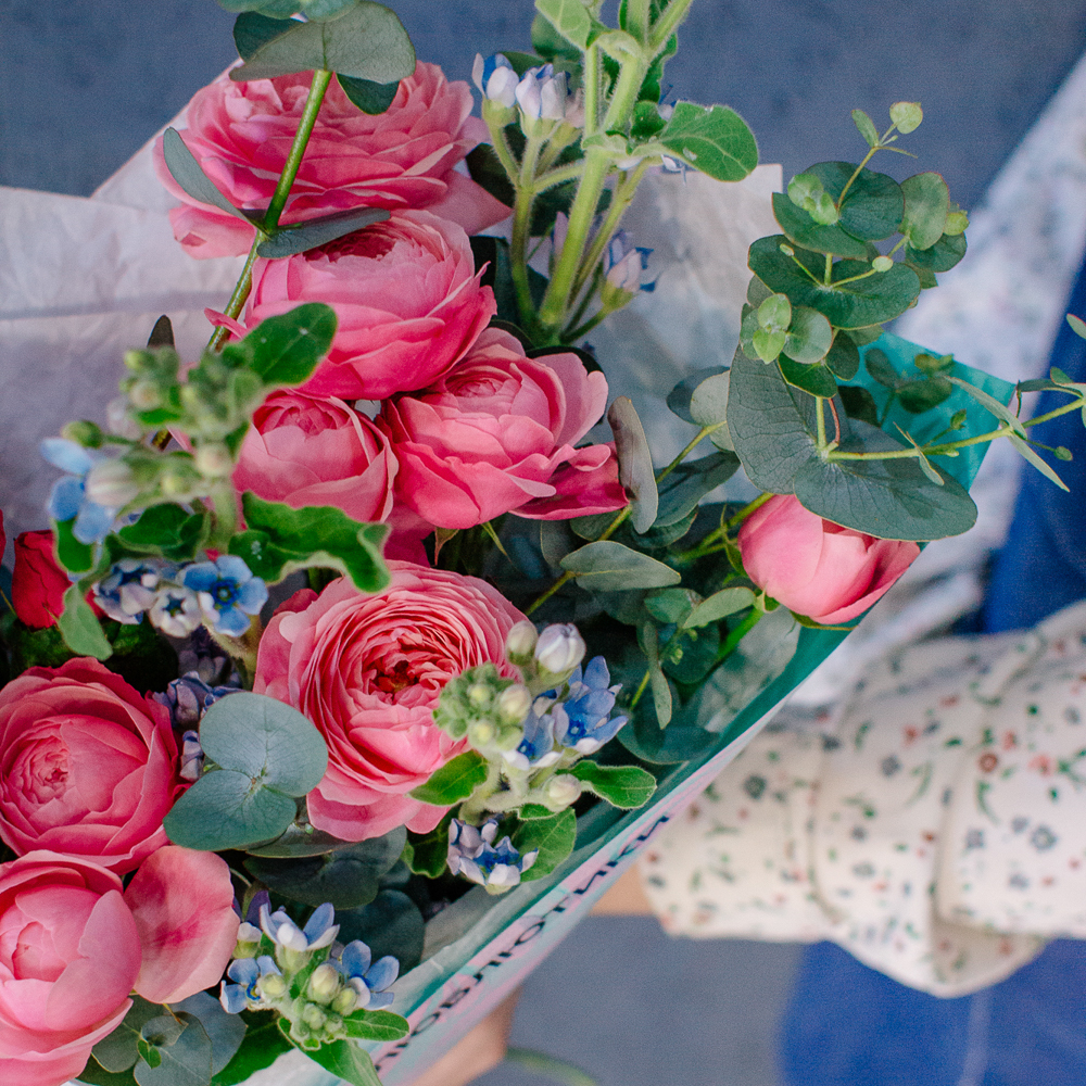 145. Выразительный яркий букет с кустовыми розами и оксипеталумом