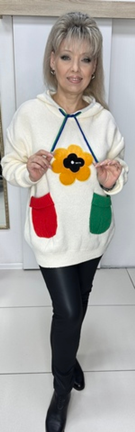 Светлый джемпер-худи с ярким принтом