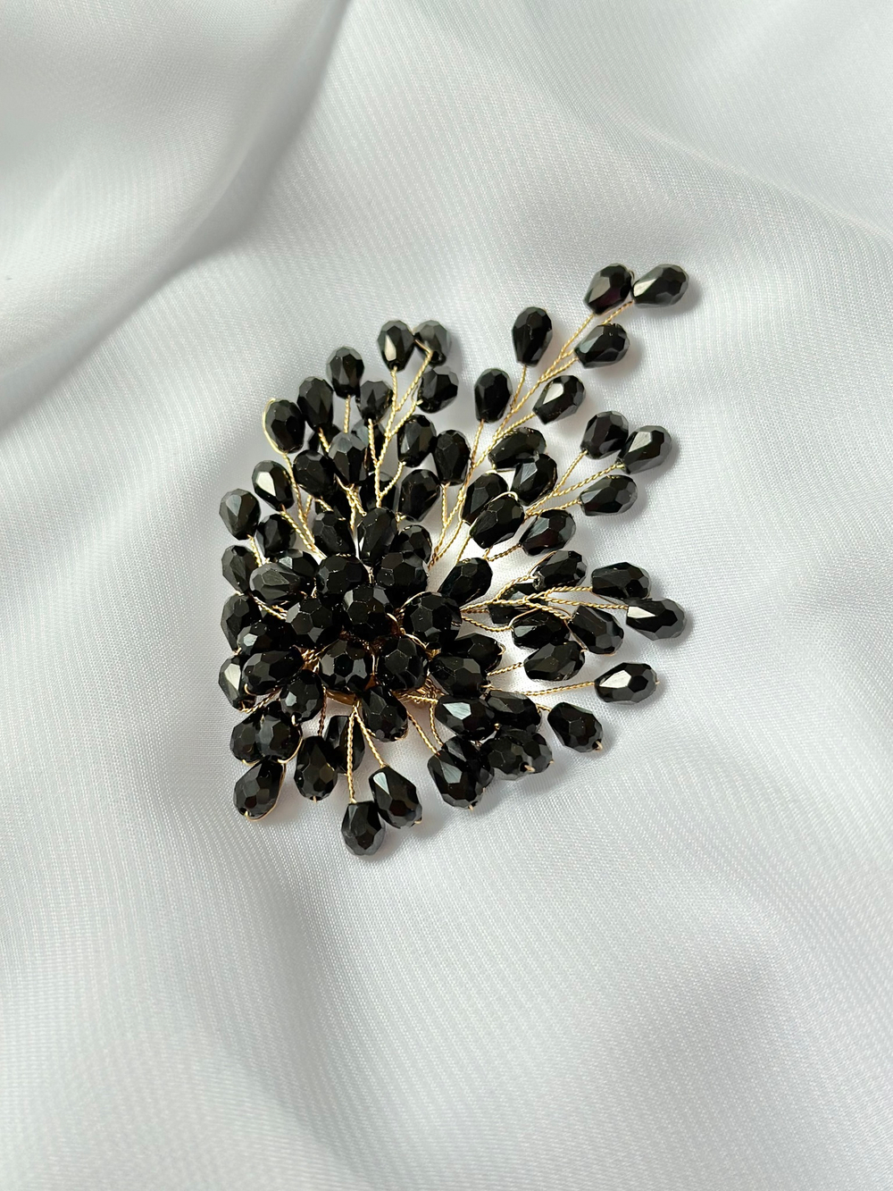 Брошь-цветок, проволока, кристаллы премиум, оттенок черный