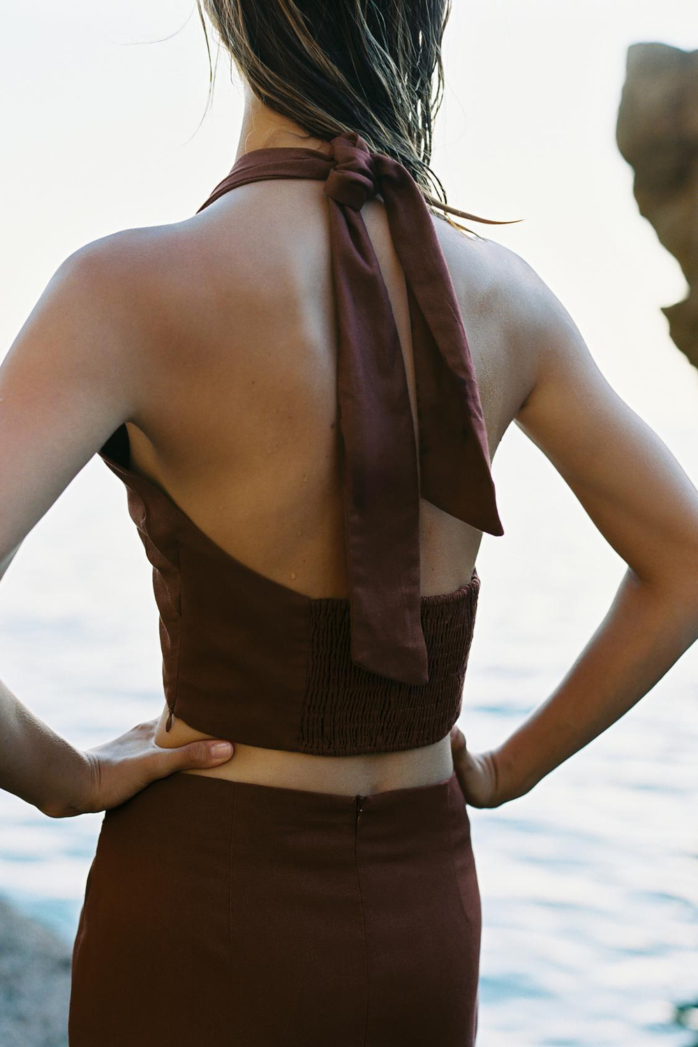 ZARA ТОП-ХАЛТЕР ИЗ ЛЬНА С РАКУШКАМИ, ТЕРРАКОТОВЫЙ