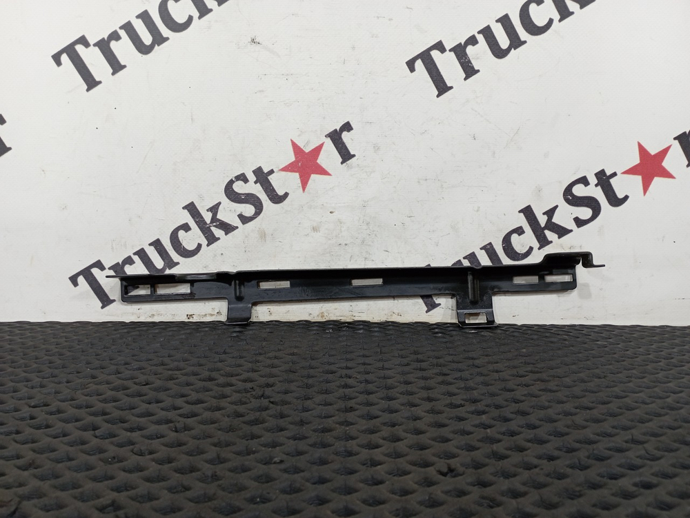 Кронштейн облицовки радиатора левый