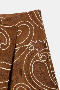 ZARA ЮБКА-ШОРТЫ ИЗ ИСКУССТВЕННОЙ ЗАМШИ С ВЫШИВКОЙ, МЯГКИЙ КАШТАНОВЫЙ