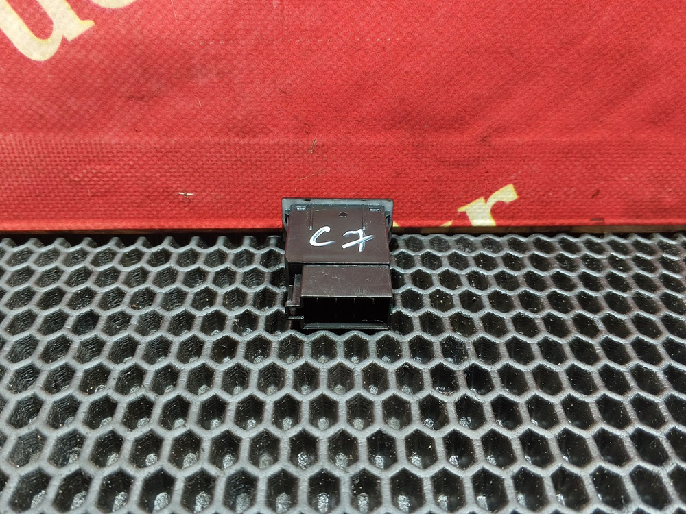 Кнопка регулировки света фар