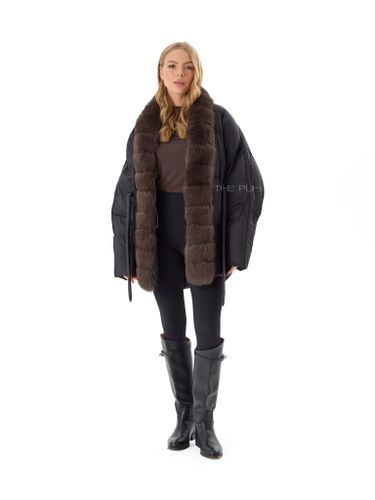 Черный пуховик-летучая мышь с меховым воротником