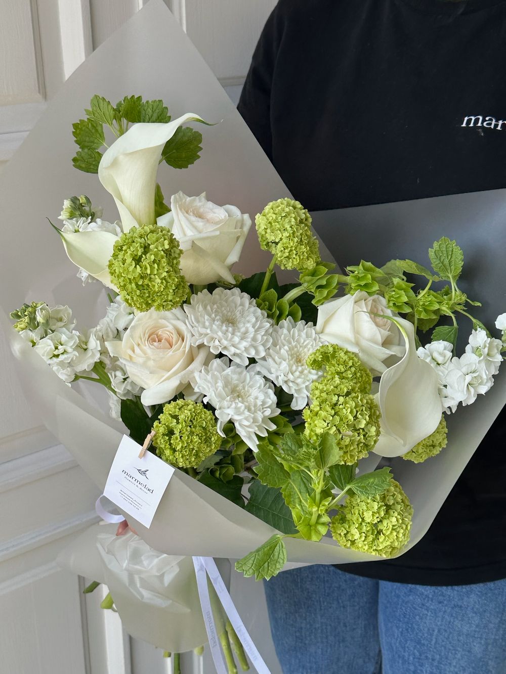 Букет сборный из калл, маттиолы, вибурнума и хризантемы