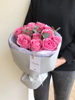 Букет из 11 роз с зеленью в оформлении