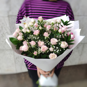 Букет из 7 кустовых пионовидных роз сорта "Angel Bombastic"