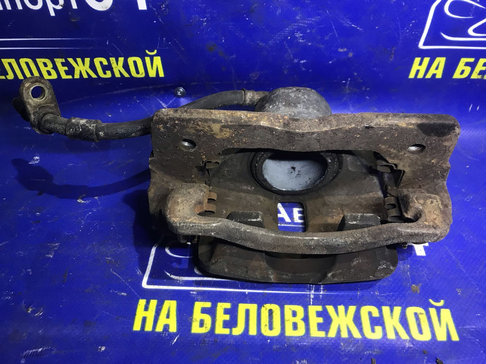 Суппорт тормозной передний левый Honda DOMANI 1999