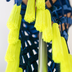 латина с кистями