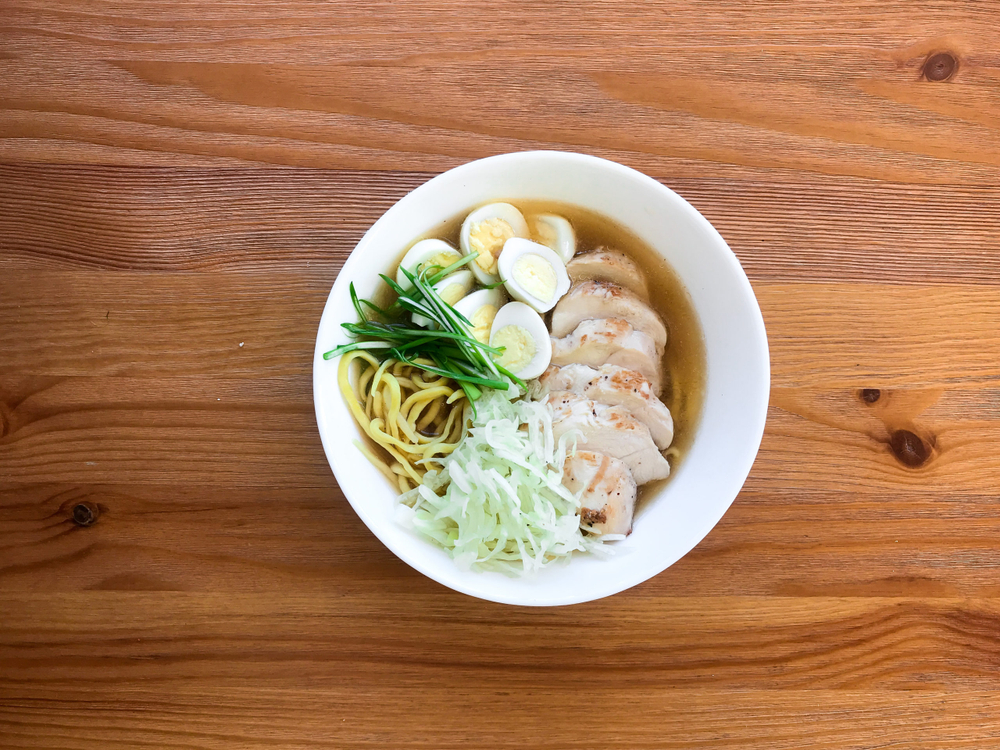 Суп лапша (Рамен) с курицей и яйцом