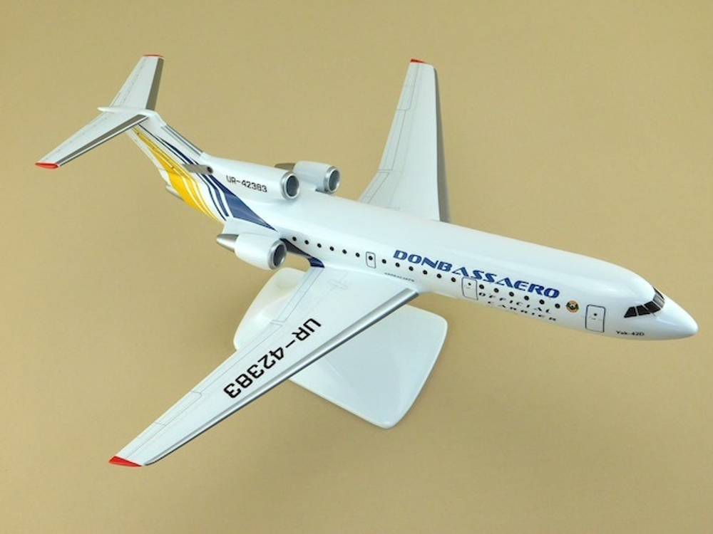 Модель самолета Як-42 (М1:100 DonbassAero)
