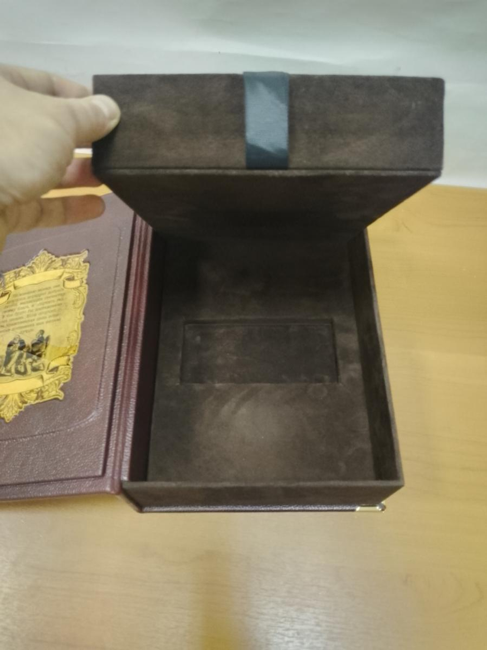 Книга подарочная в коже "Настольная книга руководителя"