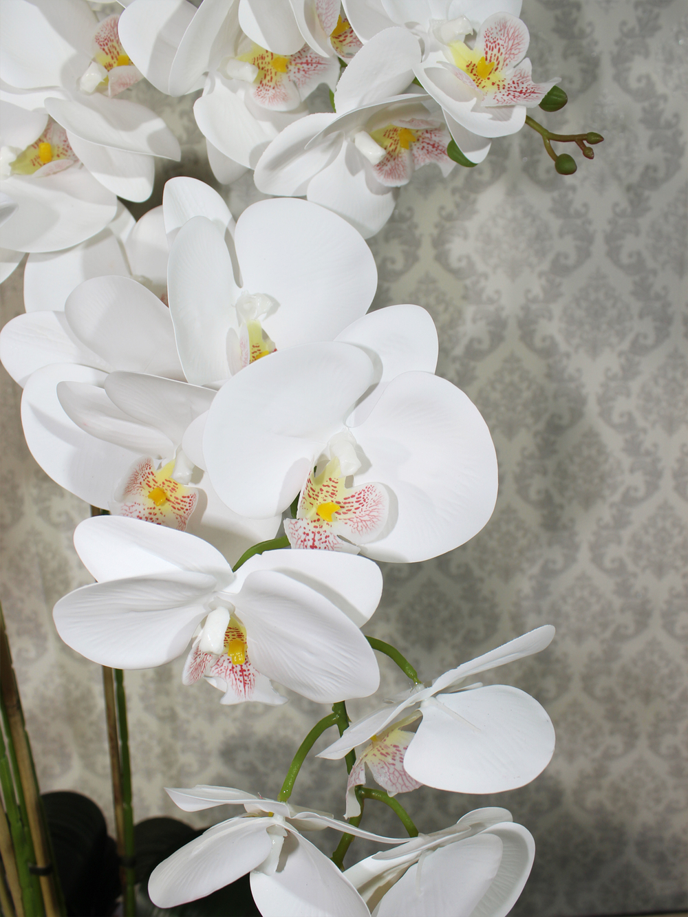 Искусственные Орхидеи Люкс белые 7 веток в напольном коричневом кашпо