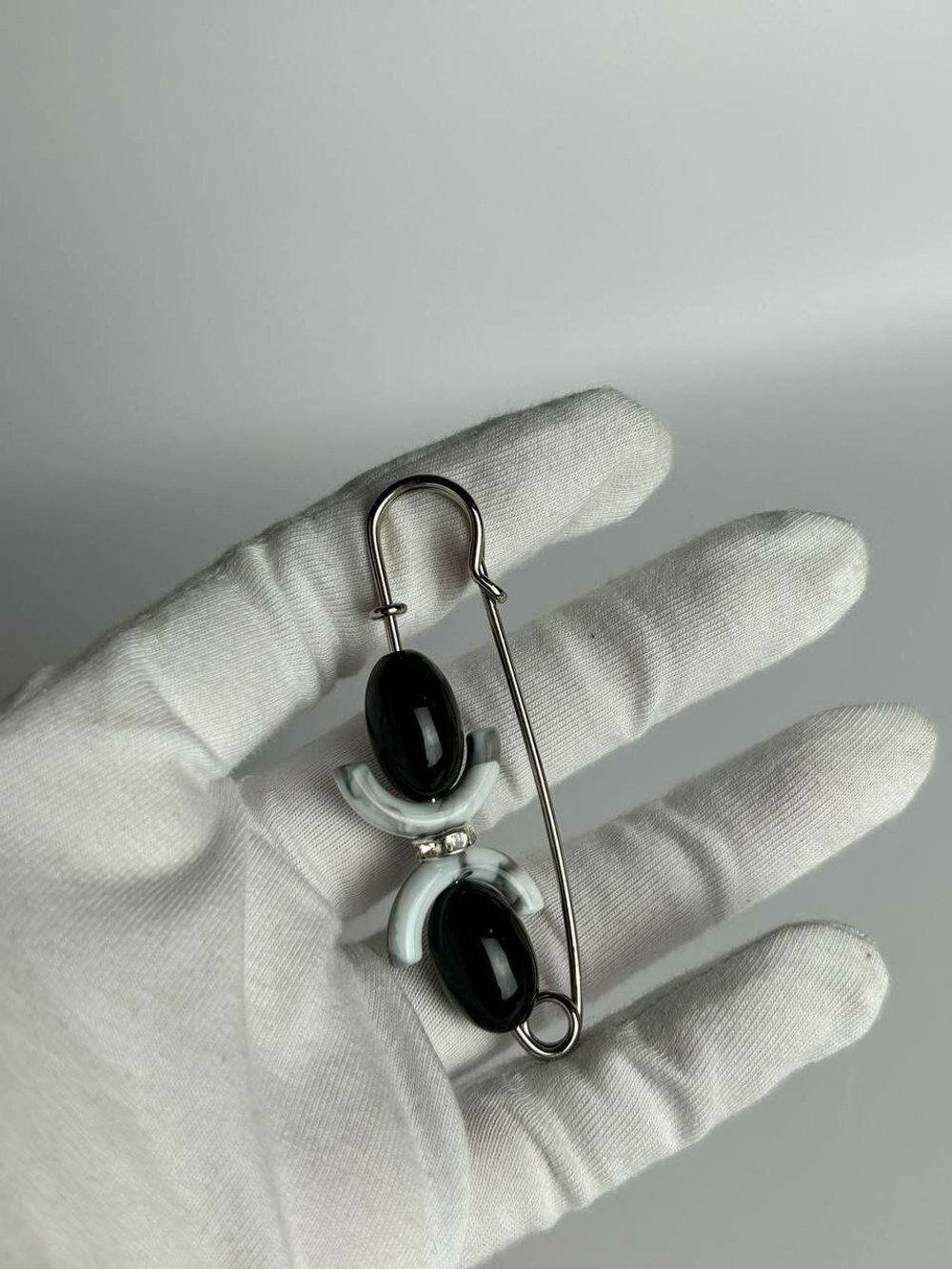 Булавка брошь "Белуга" для кардигана, пальто, платков,костюмов,одежды. Цвет  черно-белый