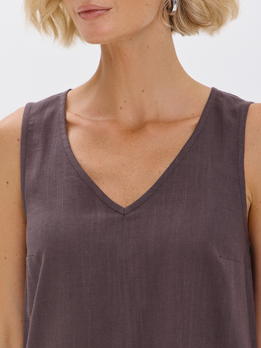 Удлиненный топ из льна с V-вырезом