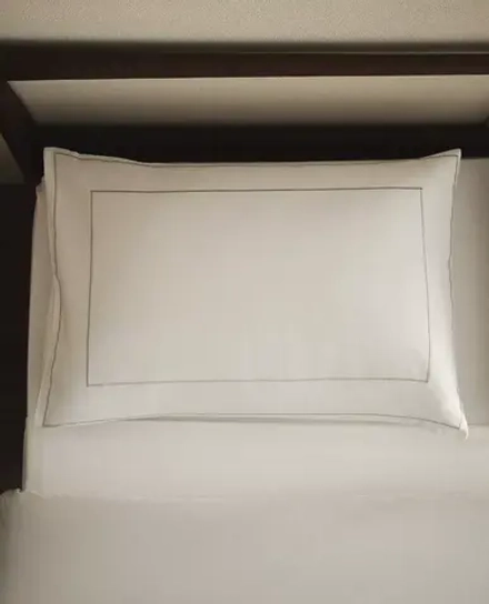 ZARA HOME НАВОЛОЧКА ИЗ САТИНА С ОКАНТОВКОЙ, СЕРЫЙ