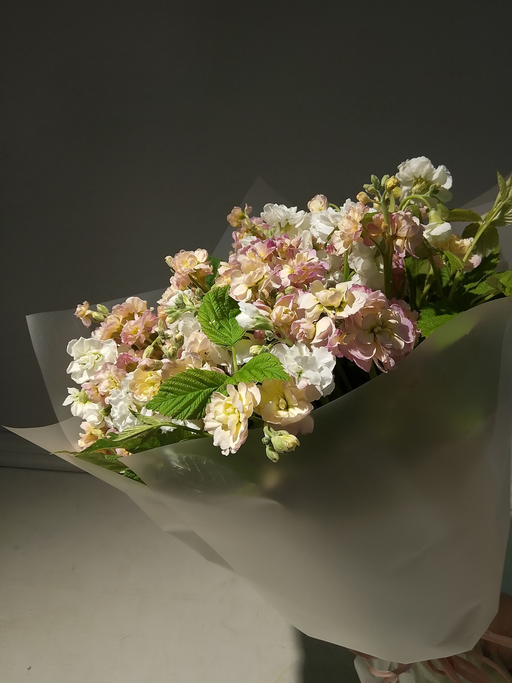 Летний солнечный букет с танацетумом и ароматными пионами Сара Бернард (С0034)