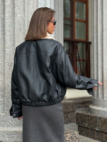 Черная утепленная куртка из эко-кожи