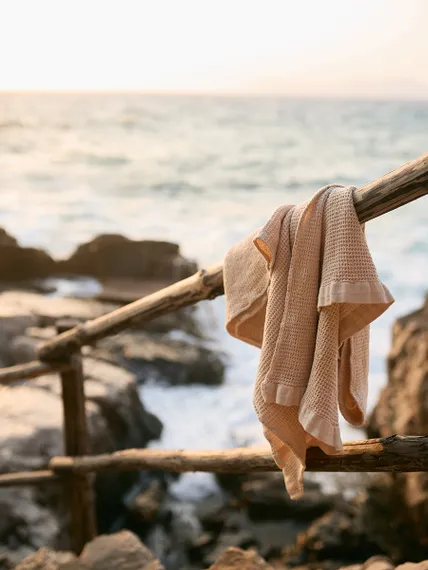 Полотенце банное из умягченной вафли кремового цвета из коллекции essential, 70x140 см