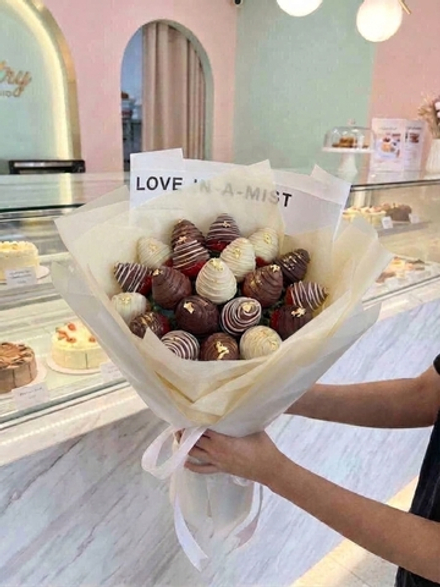 ФУД БУКЕТ Цвет: прозрачная матовая пленка с кремовой тишью.