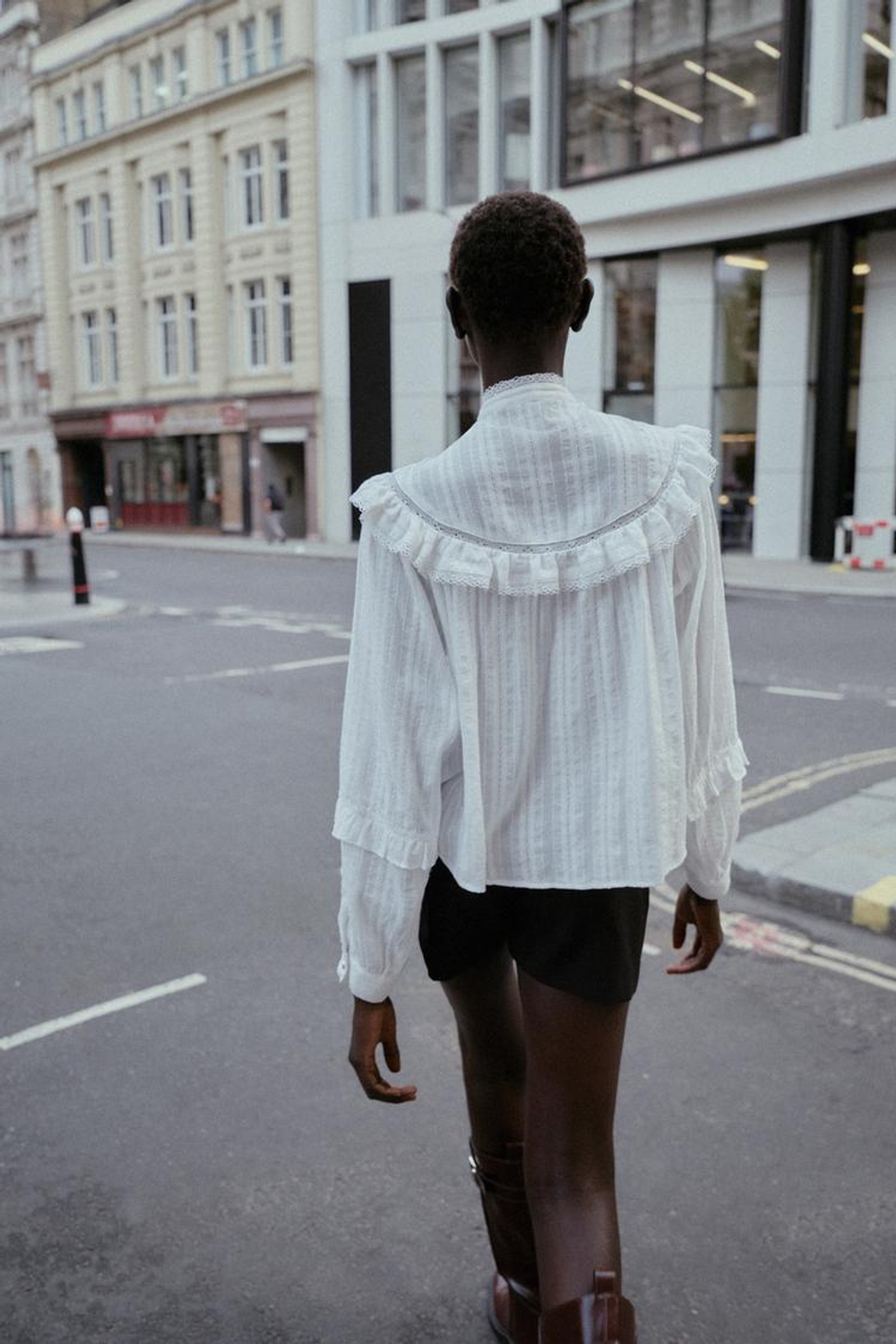 ZARA БЛУЗА С КРУЖЕВОМ И ВОЛАНАМИ, БЕЛЫЙ