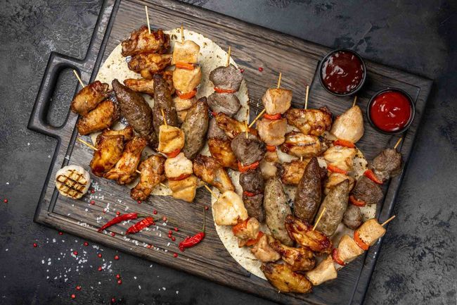 Ассорти крылышек и кебабов