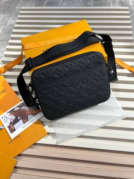 Сумка-мессенджер Louis Vuitton