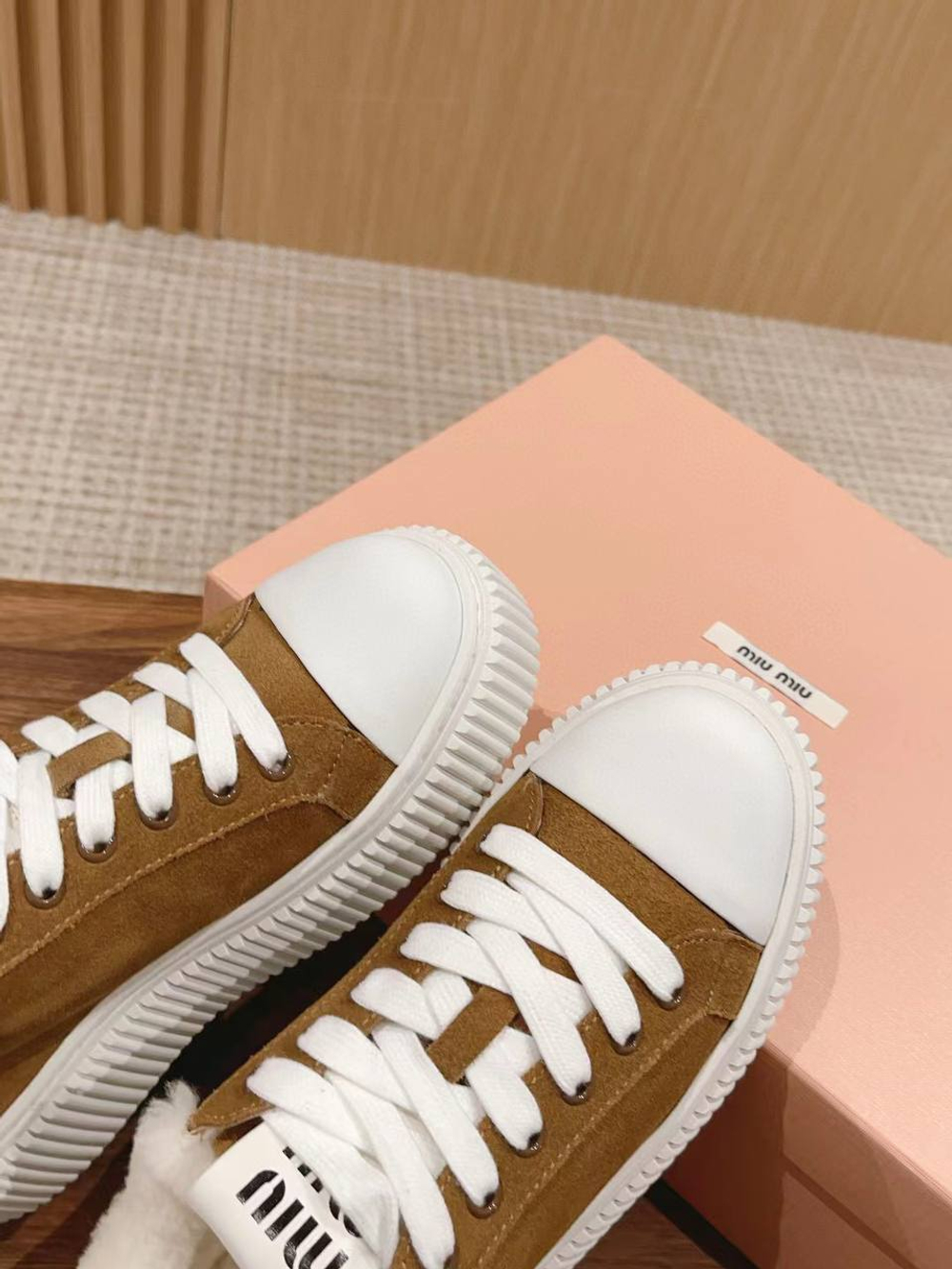 Женские кроссовки Miu Miu в коричневом цвете с мехом