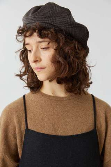 Берет в клетку