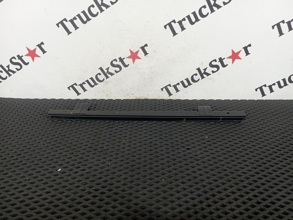 Направляющая стекла двери левой 2023г