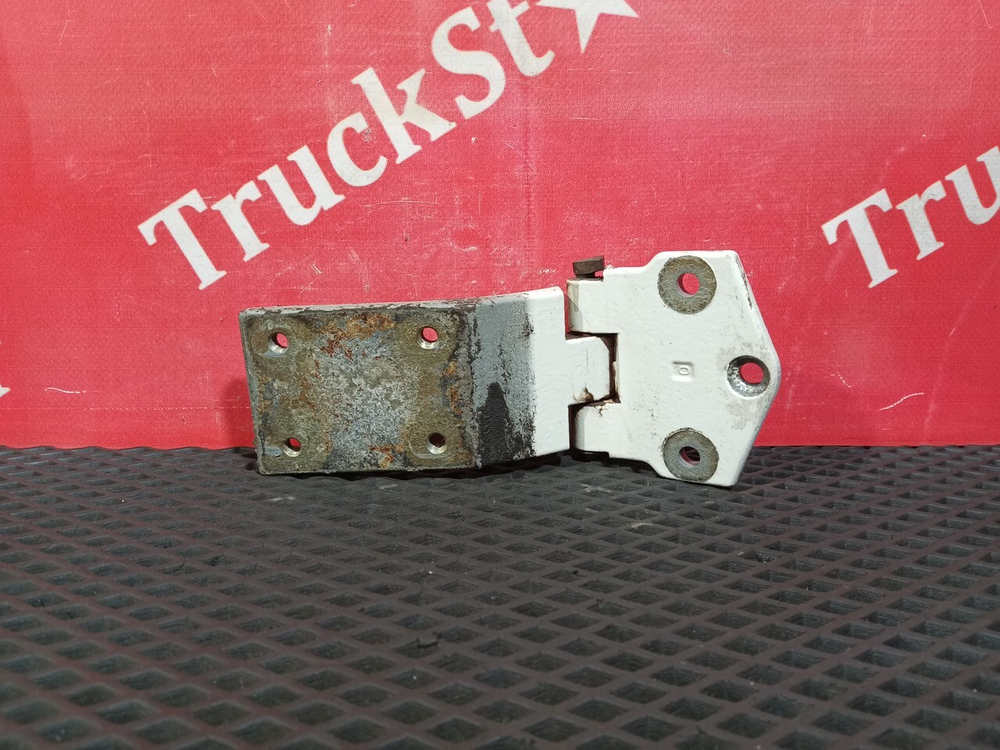 Петля двери