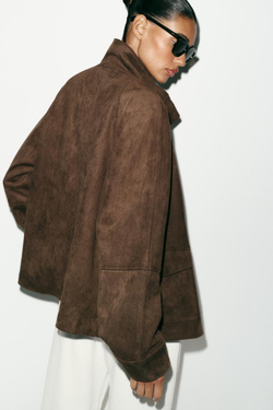 ZARA КУРТКА ИЗ ИСКУССТВЕННОЙ ЗАМШИ С КАРМАНАМИ, ТЕМНО-КОРИЧНЕВЫЙ