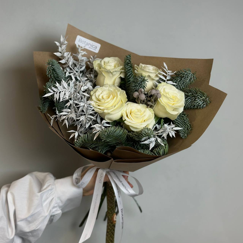Зимний букет с белыми розами и нобилисом. Букет 1220