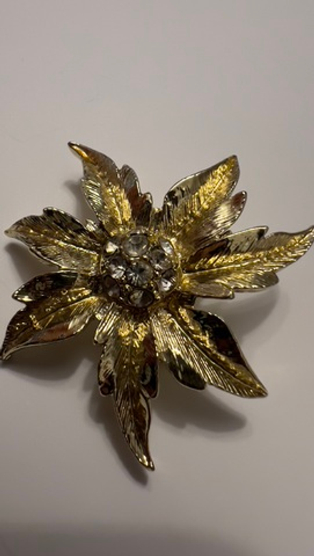 Новогодняя брошь пуансеттия