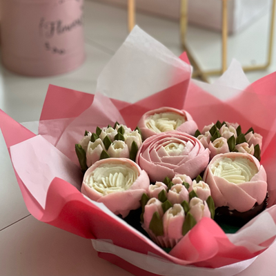 "Букет сладкой элегантности" – Бело-розовые капкейки с цветочным декором (7 шт)