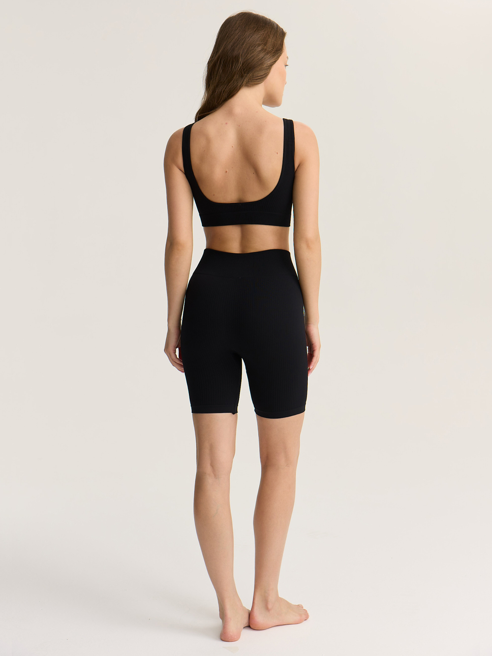 Бесшовный топ на широких бретелях в рубчик