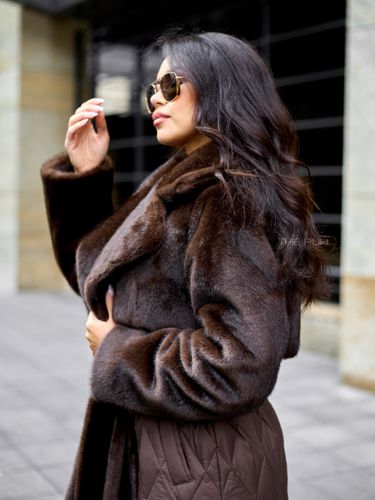 Шоколадный комбинированный пуховик с капюшоном и поясом