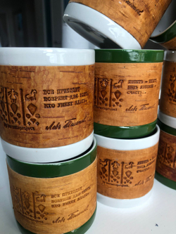 Кружка малая фарфоровая без ручки c берестой и с цитатами Толстого. Tolstoy forever.