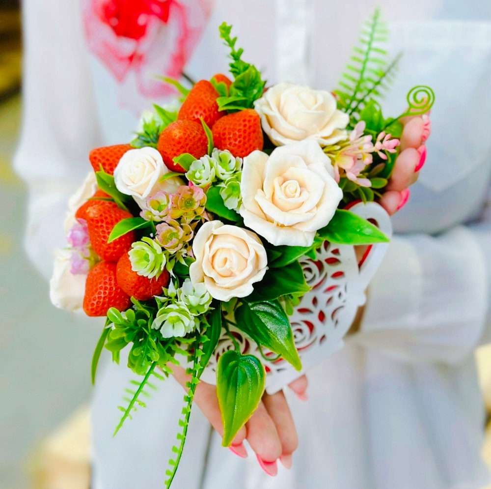 Чашка с клубникой (букет)