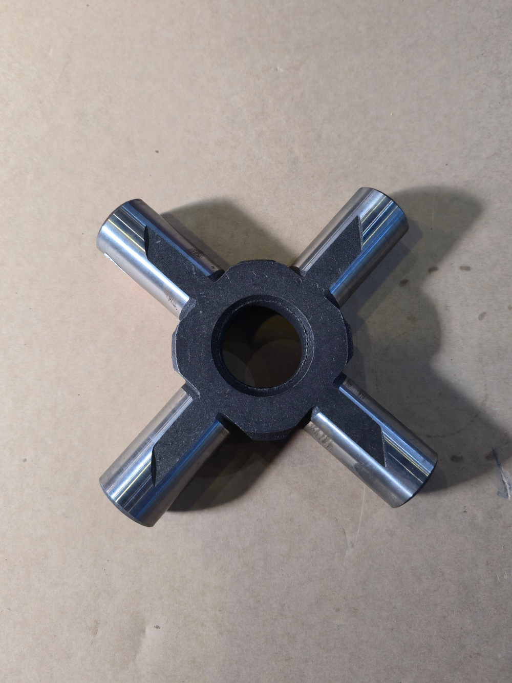 Крестовина межколесного дифференциала заднего и среднего моста