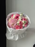 Букет из кустовых роз, гортензии, маттиолы и лизиантуса