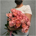 Букет из 7 розовых пионовидных роз сорта джульета кустовая 50см (россия) с атласной лентой.